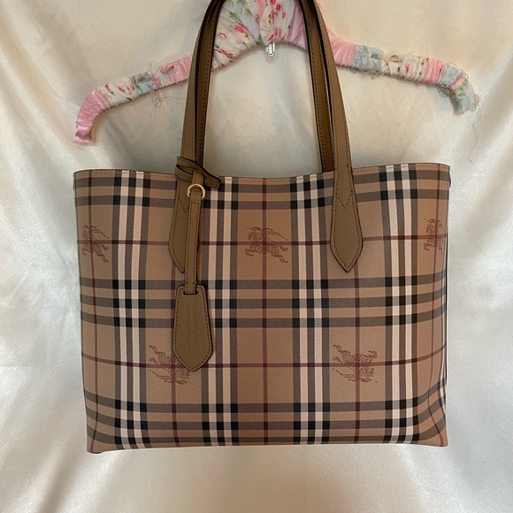 Burberry Lavenby Reversible Haymarket Tote - Picture 2 of 9